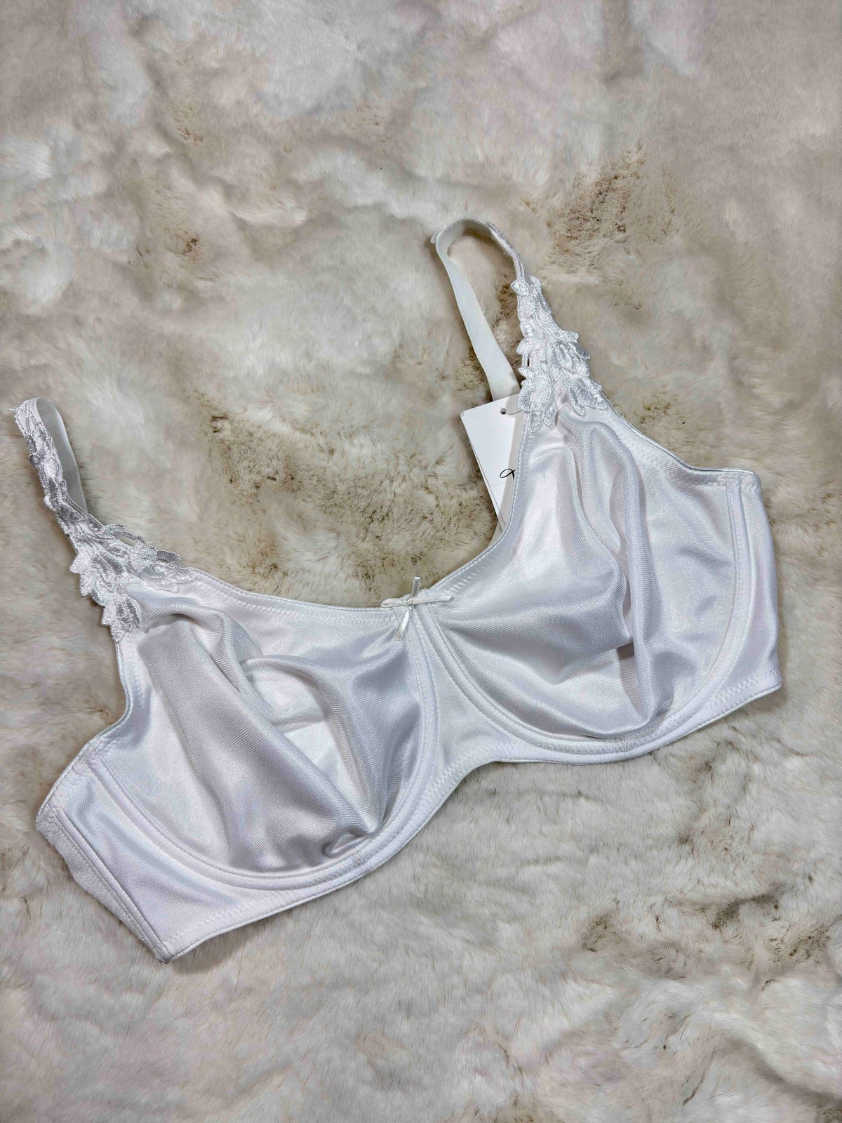 Triumph Minimizer Bra Full Coverage Non Padded Wired Solid 32D-40D 05/04/26