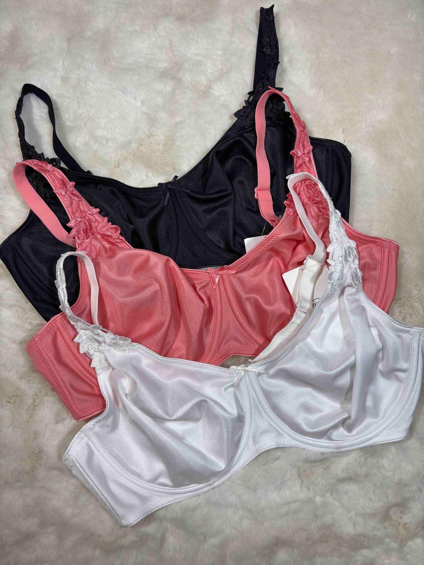 Triumph Minimizer Bra Full Coverage Non Padded Wired Solid 32D-40D 05/04/26