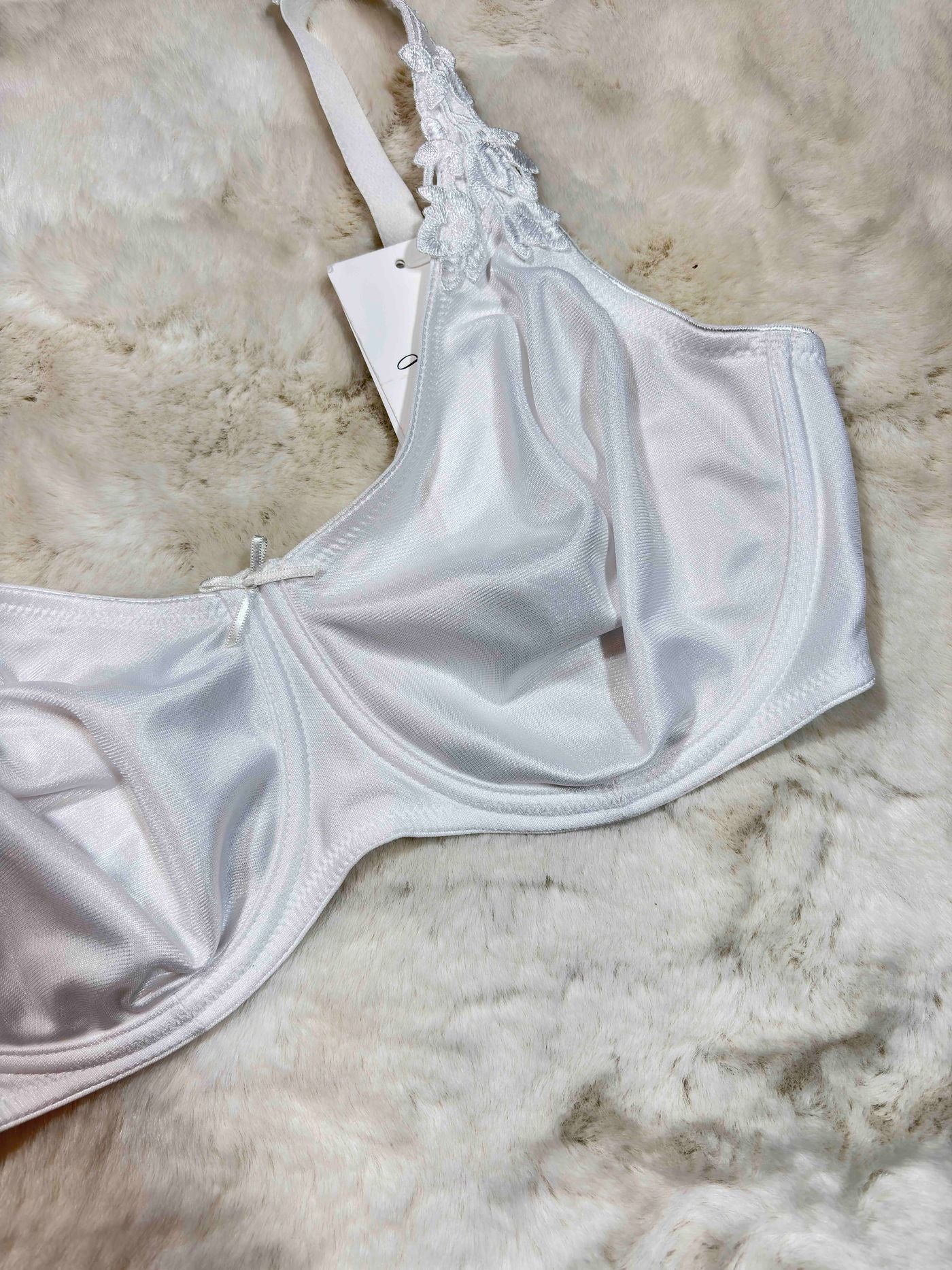 Triumph Minimizer Bra Full Coverage Non Padded Wired Solid 32D-40D 05/04/26